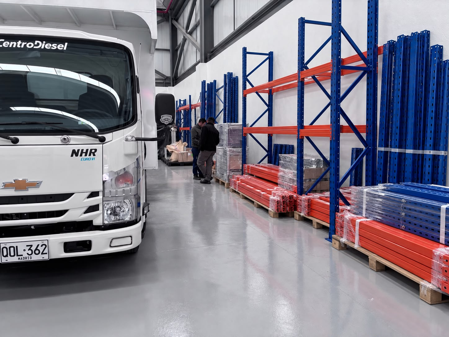 Vehículo y componentes de estantería industrial para servicios de transporte, traslado e instalación